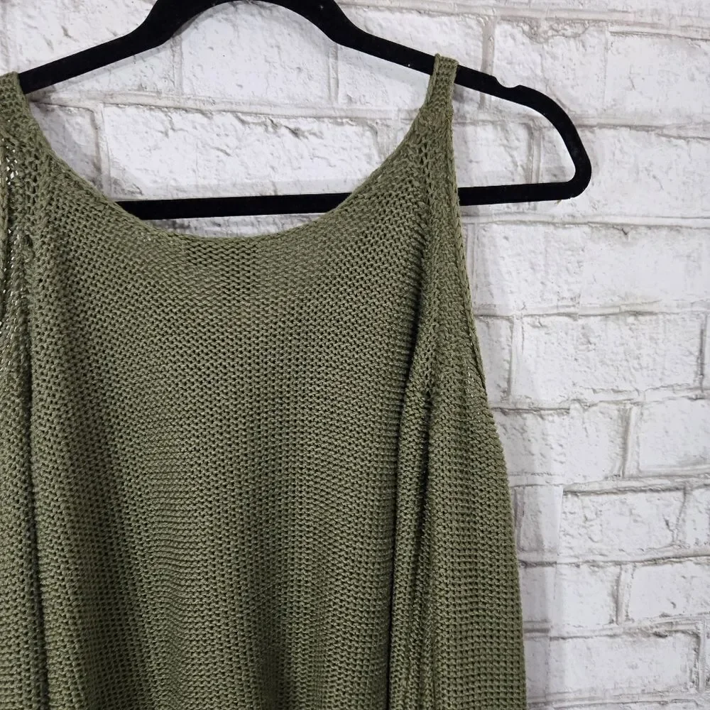 Quinn‎ brand open shoulder sweater